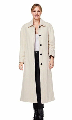 Woman wearing a beige coat